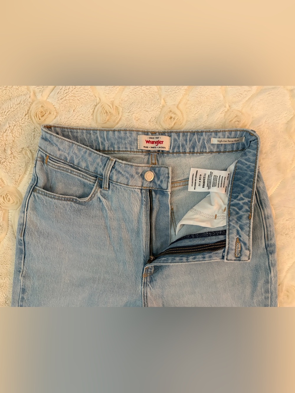 WRANGLER WOMEN'S FIERCE FLARE EMBROIDERED JEAN ❤️🤍💙 Light Wash High-Rise - Picture 6 of 7